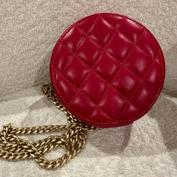 Chanel Round Vanity in great condition - Picture 5 of 7